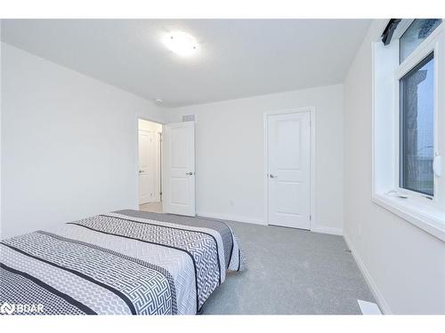 48 Nicort Rd Road, Wasaga Beach, ON - Indoor Photo Showing Bedroom