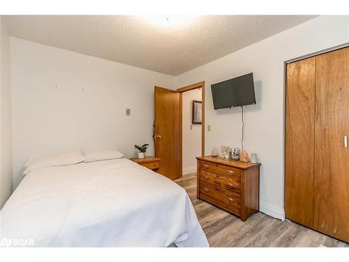 176 Farlain Lake Road E, Tiny, ON - Indoor Photo Showing Bedroom