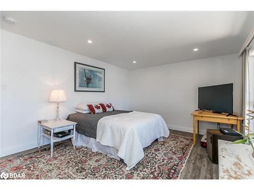 176 Farlain Lake Road E, Tiny, ON - Indoor Photo Showing Bedroom