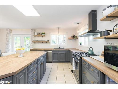 9832 Highway 12 W, Oro-Medonte, ON - Indoor Photo Showing Kitchen