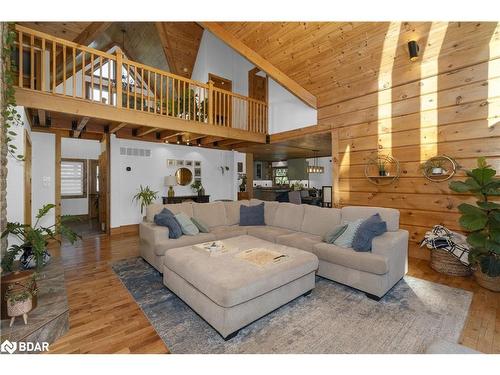 17 Bridle Path, Oro-Medonte, ON - Indoor Photo Showing Living Room