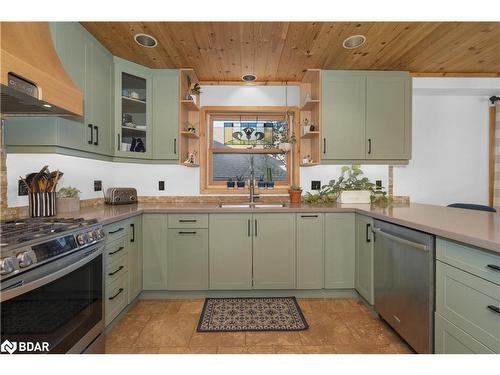 17 Bridle Path, Oro-Medonte, ON - Indoor Photo Showing Kitchen With Double Sink