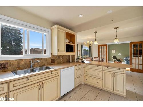 9 Tower Court, Bradford, ON - Indoor Photo Showing Kitchen With Double Sink