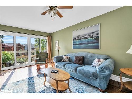 9 Tower Court, Bradford, ON - Indoor Photo Showing Living Room