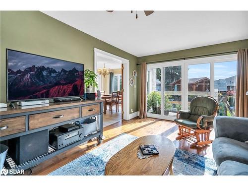 9 Tower Court, Bradford, ON - Indoor Photo Showing Living Room