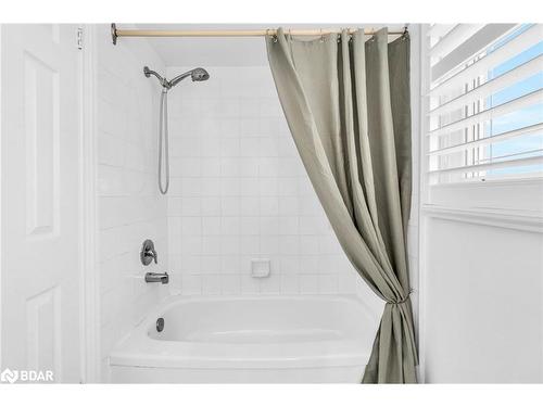 9 Tower Court, Bradford, ON - Indoor Photo Showing Bathroom