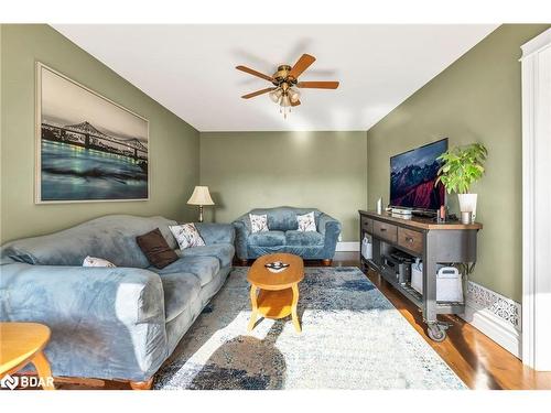 9 Tower Court, Bradford, ON - Indoor Photo Showing Living Room