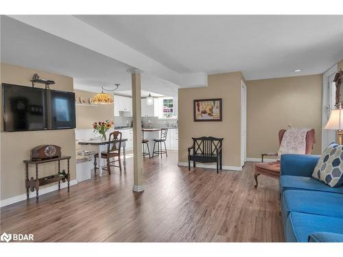 9 Tower Court, Bradford, ON - Indoor Photo Showing Living Room