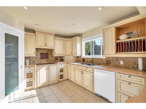 9 Tower Court, Bradford, ON - Indoor Photo Showing Kitchen With Double Sink