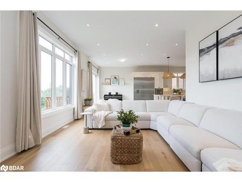 27 Muirfield Drive, Barrie, ON - Indoor Photo Showing Living Room