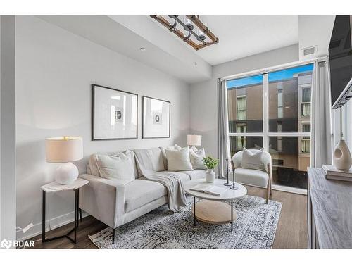 312-5220 Dundas Street, Burlington, ON - Indoor Photo Showing Living Room