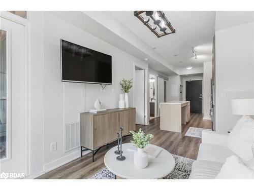 312-5220 Dundas Street, Burlington, ON - Indoor Photo Showing Living Room