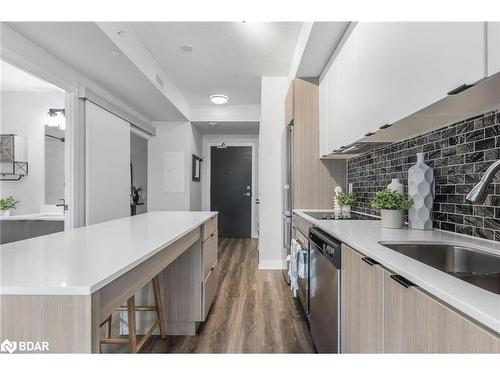 312-5220 Dundas Street, Burlington, ON - Indoor Photo Showing Kitchen