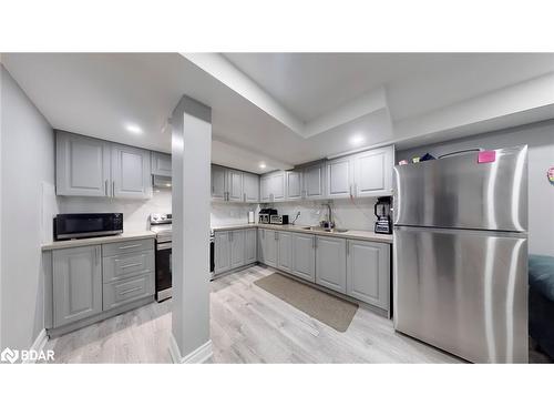 10 Fruitvale Circle, Brampton, ON - Indoor Photo Showing Kitchen