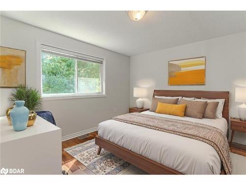 121 Sovereigns Gate, Barrie, ON - Indoor Photo Showing Bedroom