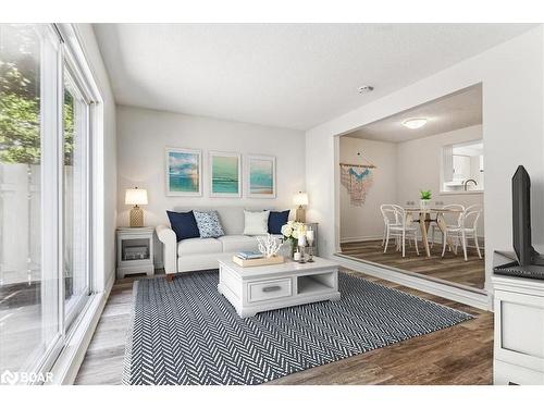 22-242 Lakeport Road, St. Catharines, ON - Indoor Photo Showing Living Room