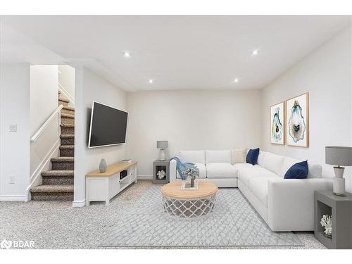 22-242 Lakeport Road, St. Catharines, ON - Indoor Photo Showing Living Room