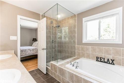 107 Winchester Terrace, Barrie, ON - Indoor Photo Showing Bathroom