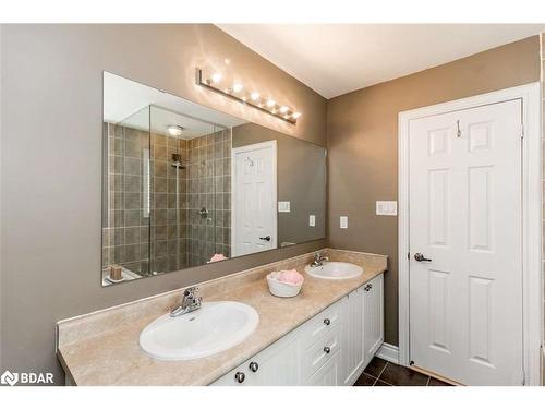 107 Winchester Terrace, Barrie, ON - Indoor Photo Showing Bathroom