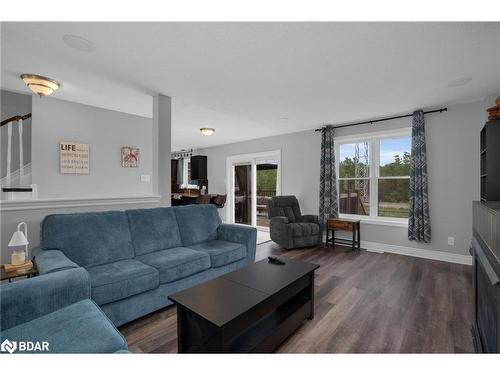 217 Pringle Drive, Barrie, ON - Indoor Photo Showing Living Room