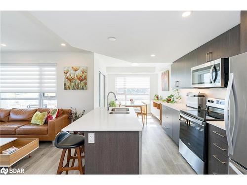 812-58 Lakeside Terrace, Barrie, ON - Indoor Photo Showing Kitchen With Double Sink