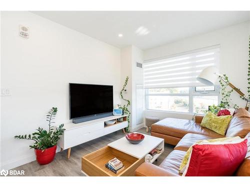 812-58 Lakeside Terrace, Barrie, ON - Indoor Photo Showing Living Room