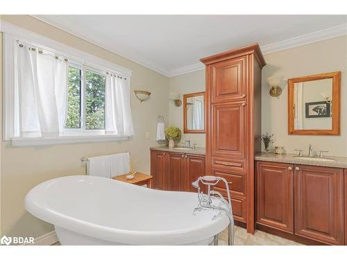 208 Spruce Crescent, Barrie, ON - Indoor Photo Showing Bathroom