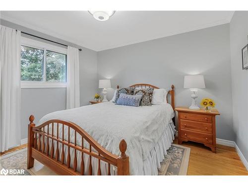 208 Spruce Crescent, Barrie, ON - Indoor Photo Showing Bedroom