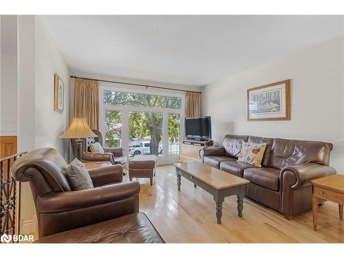 208 Spruce Crescent, Barrie, ON - Indoor Photo Showing Living Room