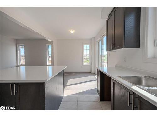 70 West Oak Trail, Barrie, ON - Indoor Photo Showing Kitchen