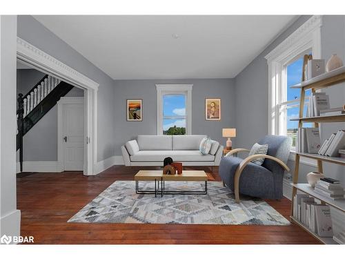 7281 9Th Line, Thornton, ON - Indoor Photo Showing Living Room