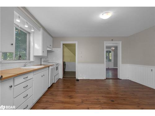 7281 9Th Line, Thornton, ON - Indoor Photo Showing Kitchen