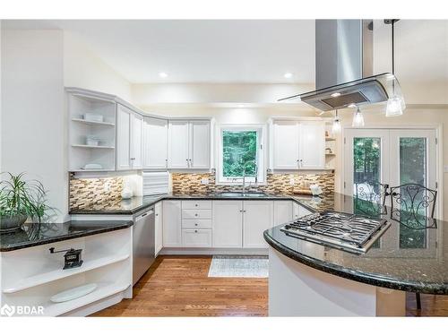 7 Nordic Trail, Oro-Medonte, ON - Indoor Photo Showing Kitchen With Double Sink With Upgraded Kitchen