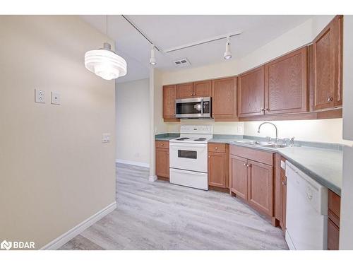 41-74 Ross Street, Barrie, ON - Indoor Photo Showing Kitchen With Double Sink