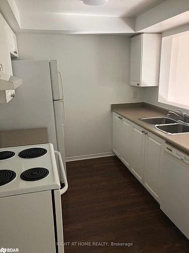 59 Lions Gate Boulevard Boulevard, Barrie, ON - Indoor Photo Showing Kitchen With Double Sink