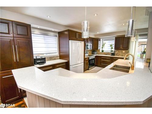 30 Aikens Crescent, Barrie, ON - Indoor Photo Showing Kitchen With Double Sink With Upgraded Kitchen