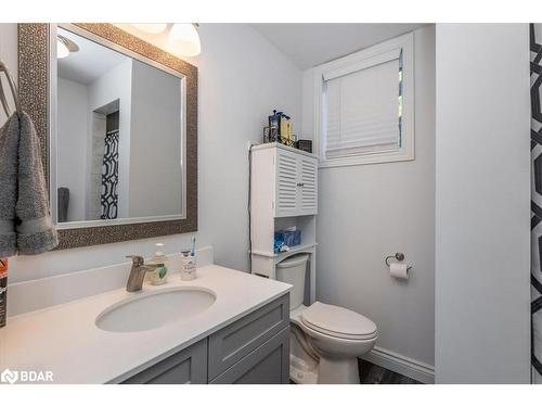 58 Mapleton Avenue, Barrie, ON - Indoor Photo Showing Bathroom