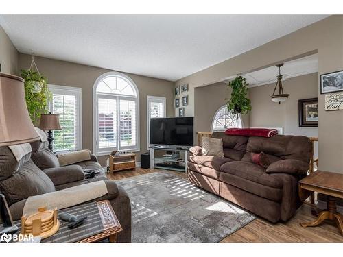 58 Mapleton Avenue, Barrie, ON - Indoor Photo Showing Living Room