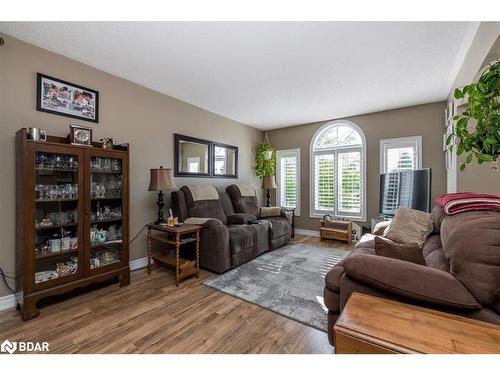 58 Mapleton Avenue, Barrie, ON - Indoor Photo Showing Living Room