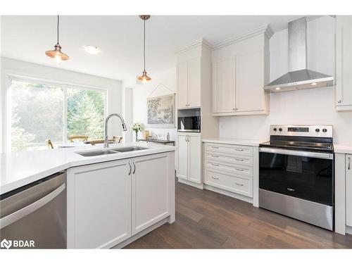 102 Wood Crescent, Angus, ON - Indoor Photo Showing Kitchen With Double Sink With Upgraded Kitchen