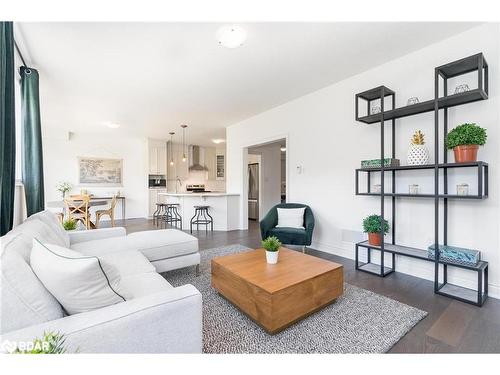 102 Wood Crescent, Angus, ON - Indoor Photo Showing Living Room