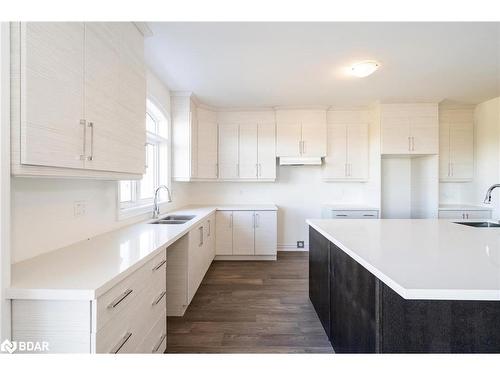 60 Wood Crescent, Angus, ON - Indoor Photo Showing Kitchen With Double Sink