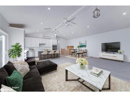 3260 Cove Avenue, Innisfil, ON - Indoor Photo Showing Living Room