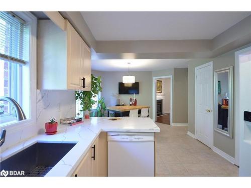 140 Country Lane, Barrie, ON - Indoor Photo Showing Kitchen