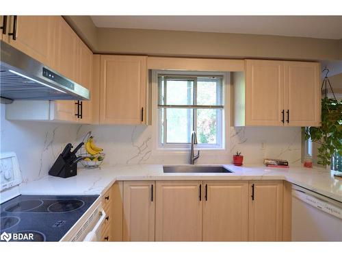 140 Country Lane, Barrie, ON - Indoor Photo Showing Kitchen