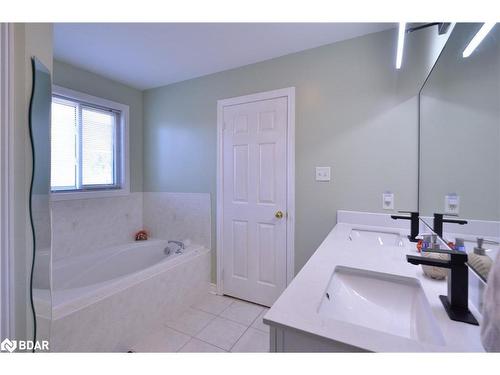 140 Country Lane, Barrie, ON - Indoor Photo Showing Bathroom