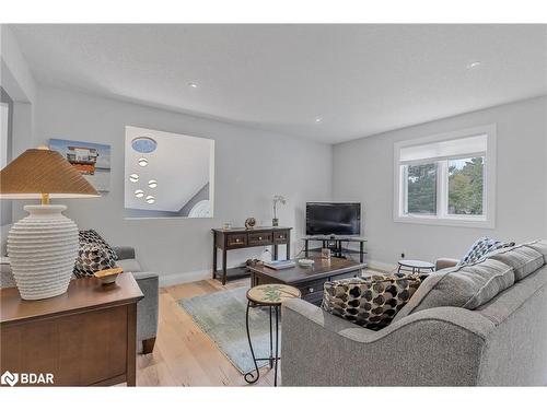 38 Fatima Court, Wasaga Beach, ON - Indoor Photo Showing Living Room