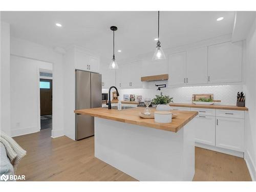 254 Cook Street, Barrie, ON - Indoor Photo Showing Kitchen With Upgraded Kitchen