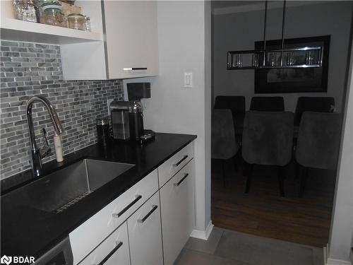 E4-167 Edgehill Drive, Barrie, ON - Indoor Photo Showing Kitchen