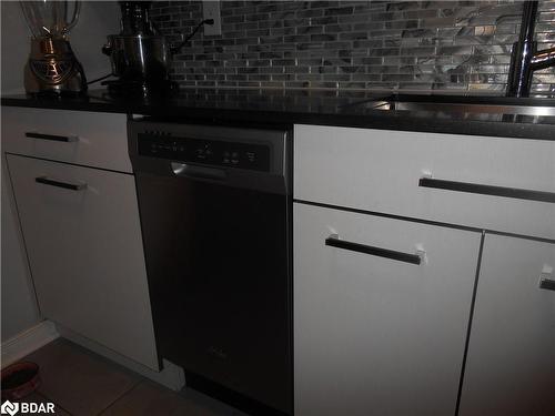 E4-167 Edgehill Drive, Barrie, ON - Indoor Photo Showing Kitchen